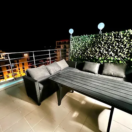 Summerland Sea View Penthouse & Jacuzzi דירה