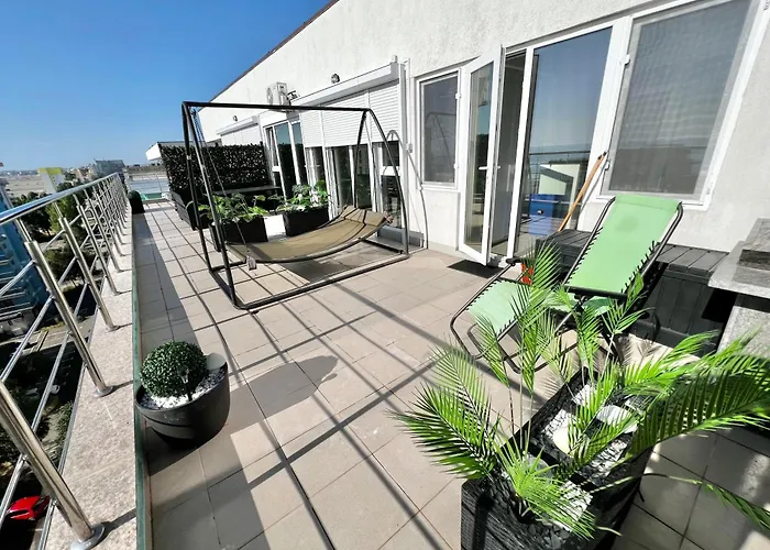 Summerland Sea View Penthouse & Jacuzzi Apartment Mamaia