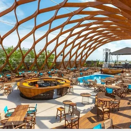 Апартаменты Summerland Sea View Penthouse & Jacuzzi Мамая