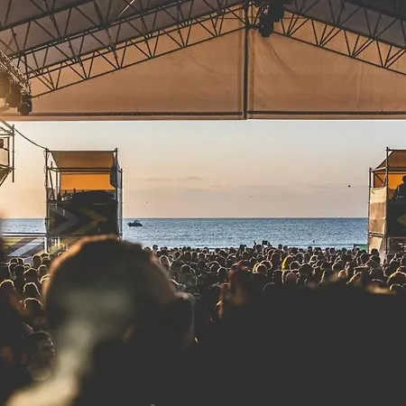 Апартаменты Summerland Sea View Penthouse & Jacuzzi