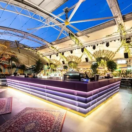 Апартаменты Summerland Sea View Penthouse & Jacuzzi