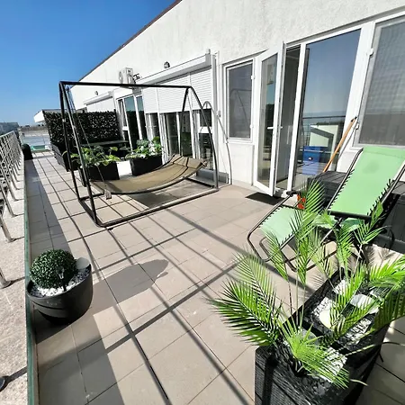 Summerland Sea View Penthouse & Jacuzzi Daire Mamaia