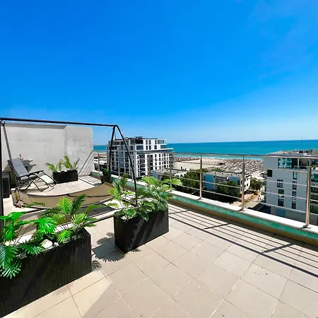 Апартаменты Summerland Sea View Penthouse & Jacuzzi