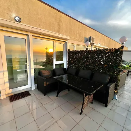 公寓 Summerland Sea View Penthouse & Jacuzzi *