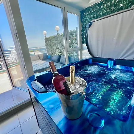 Апартаменты Summerland Sea View Penthouse & Jacuzzi
