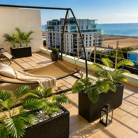 Summerland Sea View Penthouse & Jacuzzi Apartment Mamaia