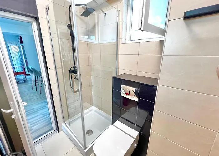 Summerland Sea View Penthouse & Jacuzzi Mamaia