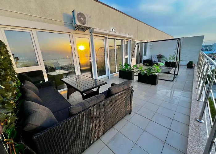 Summerland Sea View Penthouse & Jacuzzi Mamaia